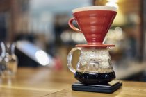 Traditionelle Kaffeezubereitung mit Filter auf der Küchentheke im Café — Stockfoto