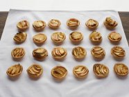 Tartas de manzana de frangipane miniatura en mantel - foto de stock