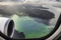 Luftaufnahme der Küste von Bali aus Flugzeug mit Triebwerk im Vordergrund — Stockfoto