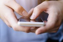 Vista cortada de jovens mulheres mensagens de texto no smartphone — Fotografia de Stock