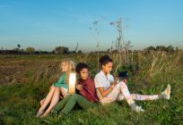 Kinder mit Miniatur-Solarzelle zur Stromversorgung digitaler Tablets, Breda, Niederlande — Stockfoto