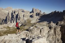 Caminhante feminina olhando para Dolomites, Sexten, Tirol do Sul, Itália — Fotografia de Stock