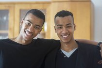 Портрет братьев-близнецов дома, улыбающихся — стоковое фото