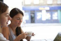 Geschäftsfrauen treffen sich in der Kaffeebar in London — Stockfoto