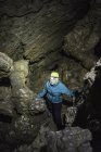 Mujer en cueva, Horne Lake Caves Provincial Park, Vancouver Island, Columbia Británica, Canadá - foto de stock