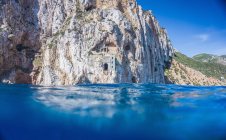 Oben und unten Blick auf blaues Meer und Klippen, masua, italien — Stockfoto