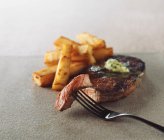 Seltene Steaks und Chips, Knoblauchbutter — Stockfoto