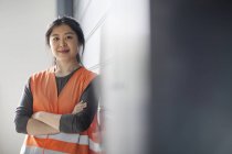 Porträt einer Technikerin in der Fabrik — Stockfoto