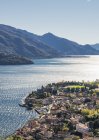 Pueblo de Gravedona en el Lago de Como, Lombardía, Italia - foto de stock