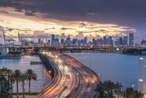 Traffico in MacArthur Causeway road al tramonto, Florida, Stati Uniti d'America — Foto stock