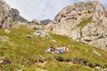 Wanderer rasten auf felsigem Hang, Österreich — Stockfoto