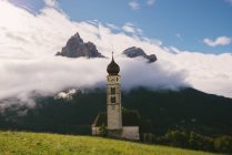San valentino kirche mit felsen und niedrigen wolken, dolomiten alpen, italien — Stockfoto