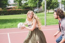 Glückliches Paar spielt gemeinsam Basketball — Stockfoto