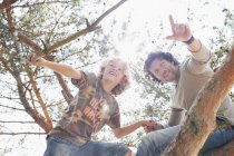 Father and son climbing tree — Stock Photo