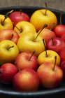 Пластины с красными и желтыми яблоками — стоковое фото
