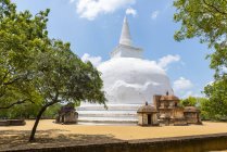 Vue du stupa blanc avec ciel bleu nuageux sur fond, Sri Lanka — Photo de stock
