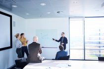 Geschäftsmann macht Whiteboard-Präsentation im Konferenzraum — Stockfoto