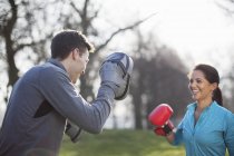 Jovem homem e mulher treinamento de boxe no parque — Fotografia de Stock