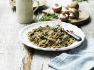 Porzione di risotto ai funghi con forchetta sul tavolo — Foto stock