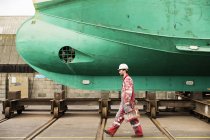 Schiffsmaler trägt Farbdosen in Schiffsmaler-Werft — Stockfoto