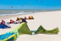 Kitesurfer in kitesurf di mare — Foto stock
