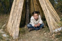 5-7 years old kids playing in a tipi — Stock Photo
