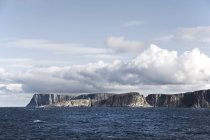 Vista panoramica di scogliere costiere torreggianti, Norvegia — Foto stock