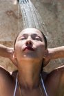 Retrato de mulher jovem tomando banho — Fotografia de Stock