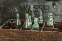 Caixa de madeira e garrafas vintage colocados nele com texto ortográfico — Fotografia de Stock