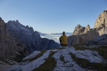 Randonneuse regardant les Dolomites, Sexten, Tyrol du Sud, Italie — Photo de stock