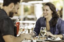 Couple dining at sidewalk cafe — Stock Photo