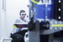 Ingenieur, trägt Schutzbrille, arbeitet im Maschinenbau — Stockfoto