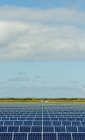 Paneles solares y aviones en aeródromo, Ballum, Frisia, Países Bajos - foto de stock