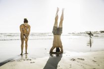 Uomo adulto con fidanzata in piedi sulla spiaggia, Città del Capo, Sud Africa — Foto stock