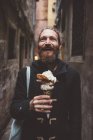 Mid adult man with gelato in dark alley, Venezia, Italia — Foto stock