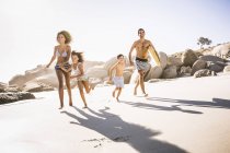 Famiglia e due bambini in spiaggia, Città del Capo, Sud Africa — Foto stock
