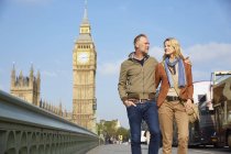 Pareja caminando en el puente Westminster juntos, Londres, Reino Unido - foto de stock