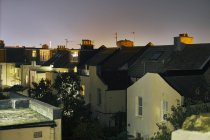 Vista elevada de una fila de tejados de casas adosadas por la noche, Brighton, East Sussex, Inglaterra - foto de stock
