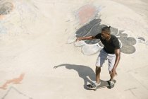 Joven skater skateboard masculino en skatepark - foto de stock