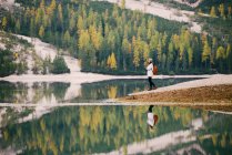 Mujer disfrutando de la vista, Lago di Braies, Alpes Dolomitas, Val di Braies, Tirol del Sur, Italia - foto de stock
