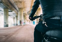 Вид сзади мужчины-мотоциклиста на мотоцикле — стоковое фото