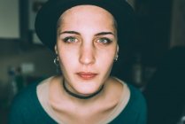 Kopf-Schulter-Porträt einer jungen Frau mit blauen Augen in Trilby — Stockfoto