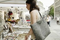 Mulher olhando para jóias no mercado stall, Milão, Itália — Fotografia de Stock