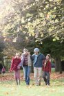 Familie spaziert gemeinsam im Park — Stockfoto