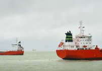 Navios com casco vermelho passam uns pelos outros no Mar do Norte — Fotografia de Stock