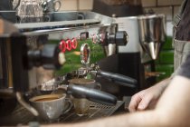 Cortado tiro de barista preparando café en la cafetería - foto de stock