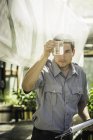 Ученый изучает жидкость в теплице завода — стоковое фото