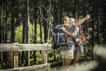 Teenager-Mädchen und junge Wanderin umarmen sich auf Fußgängerbrücke für Selfie, Red Lodge, Montana, USA — Stockfoto