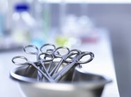 Close up of Kidney-shaped tray with surgical scissors — Stock Photo
