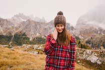 Wandern, Berg Lagazuoi im Hintergrund, Dolomiten Alpen, Südtirol, Italien — Stockfoto